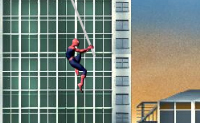 Red Mary Jane door als Spiderman over de gebouwen te slingeren met je webben.