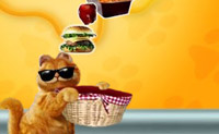 Stop in het mandje van Garfield veel eten. Geen gezond eten, want daar houdt garfield niet van.