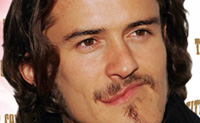 Ga met je muis over de foto van Orlando Bloom. Kijk, het is net of hij voor een lachspiegel staat. Je kunt ook een eigen foto in het spel loaden. Veel plezier!