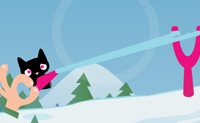 Klik op de kat en span het elastiek van je katapult. Laat de muisknop los wanneer het katje de juiste richting en hoogte heeft, en lanceer hem het sneeuwwitte landschap in. De roze sterren leveren punten op, maar de obstakels moet je ontwijken door te klikken.