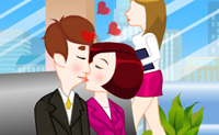 In dit spel bevind jij je op een kantoor. De jongen en het meisje zijn verliefd en willen graag met elkaar zoenen, maar hun baas mag het niet weten. Als de baas erachter zou komen, zou ze heel erg boos worden. Help dit stelletje daarom, elkaar stiekem te kussen. Er zijn verschillende levels in dit spel. Je gaat naar het volgende level als de groene balk onder het spel vol is. Als iemand anders het stelletje betrapt, terwijl ze staan de zoenen, moet je opnieuw beginnen.