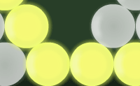 Zorg dat de gele gloeilamp de grijze lamp bereikt. Dit doe je door op de lichtgrijze gloeilampen te klikken die je wilt laten verdwijnen. Hierdoor wordt de gele lamp verplaatst. De blauwe lampen kan je gebruiken om de gele lamp een eindje verder te laten stuiteren in de goede richting. Zodra de gele en grijze gloeilamp elkaar raken, verdwijnen ze.