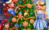 Chicas juegan a decorar el árbol de Navidad